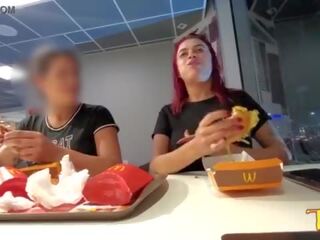 Duas safada aprontando com os peitos de fora enquanto comem no McDonaldâs - Anjinha Tatuada Oficial