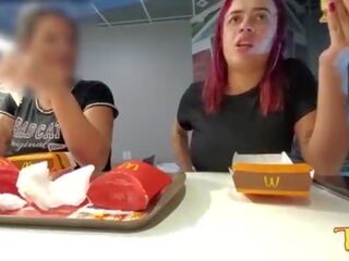 Duas safada aprontando com os peitos de fora enquanto comem nē mcdonaldâs - anjinha tatuada oficial