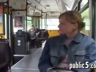 Ordeño su grande pechos en público en la autobús